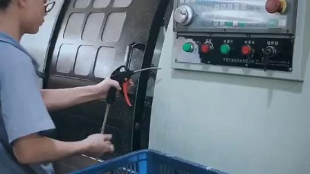 Tour CNC usinant des pièces d'éclairage en aluminium