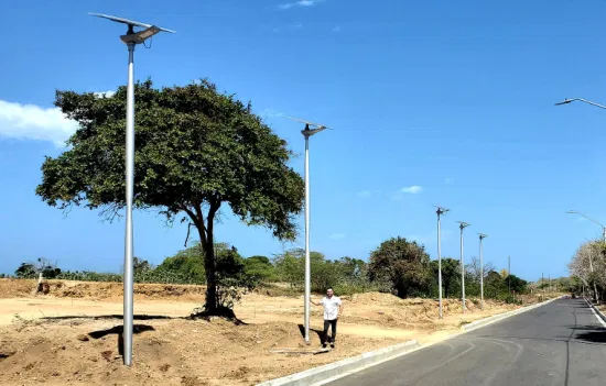 Poteau d'éclairage public en acier inoxydable blanc de 10 m avec panneau solaire